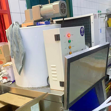 300公斤片冰機(jī)交付江蘇某火鍋店使用