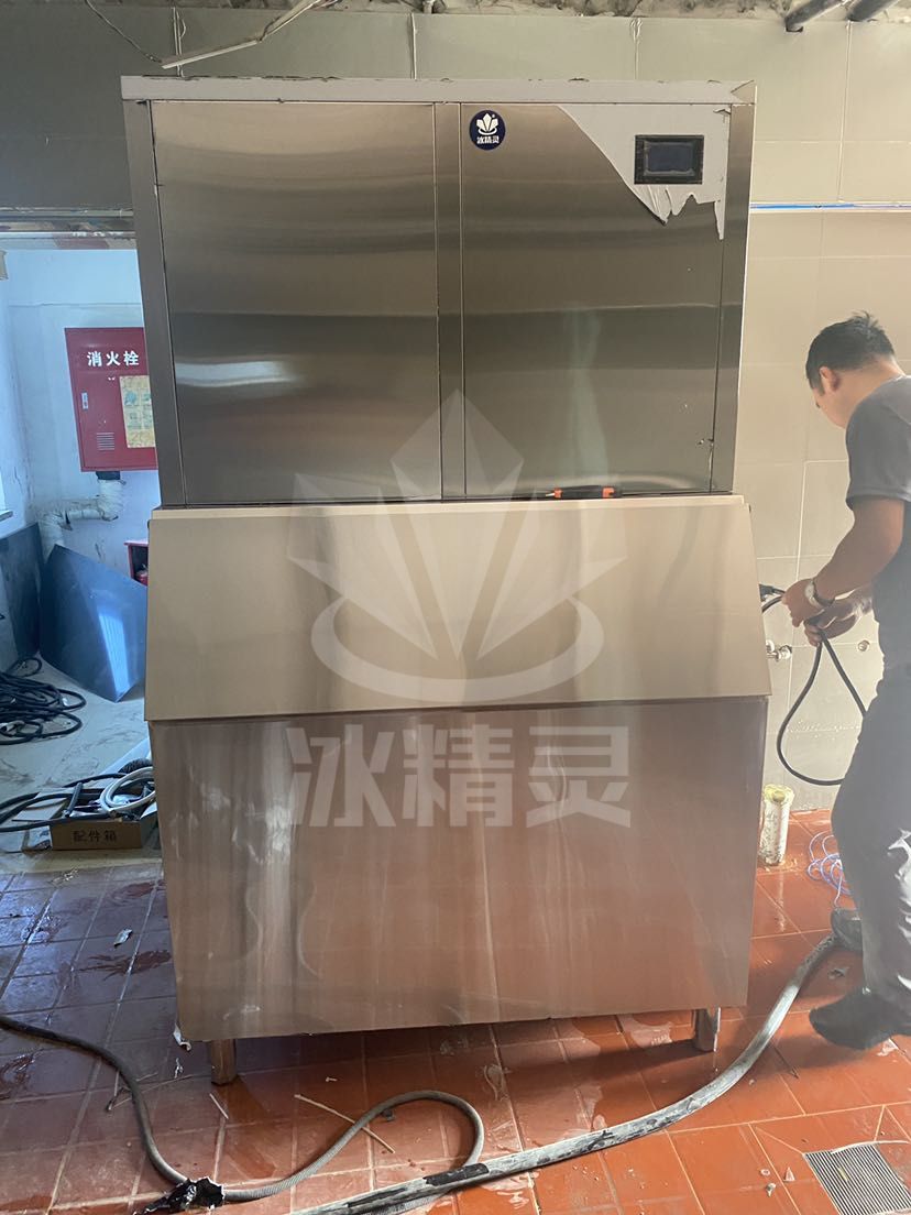 1噸雪花制冰機(jī)已交付北京西城《醺季鼓樓院子》